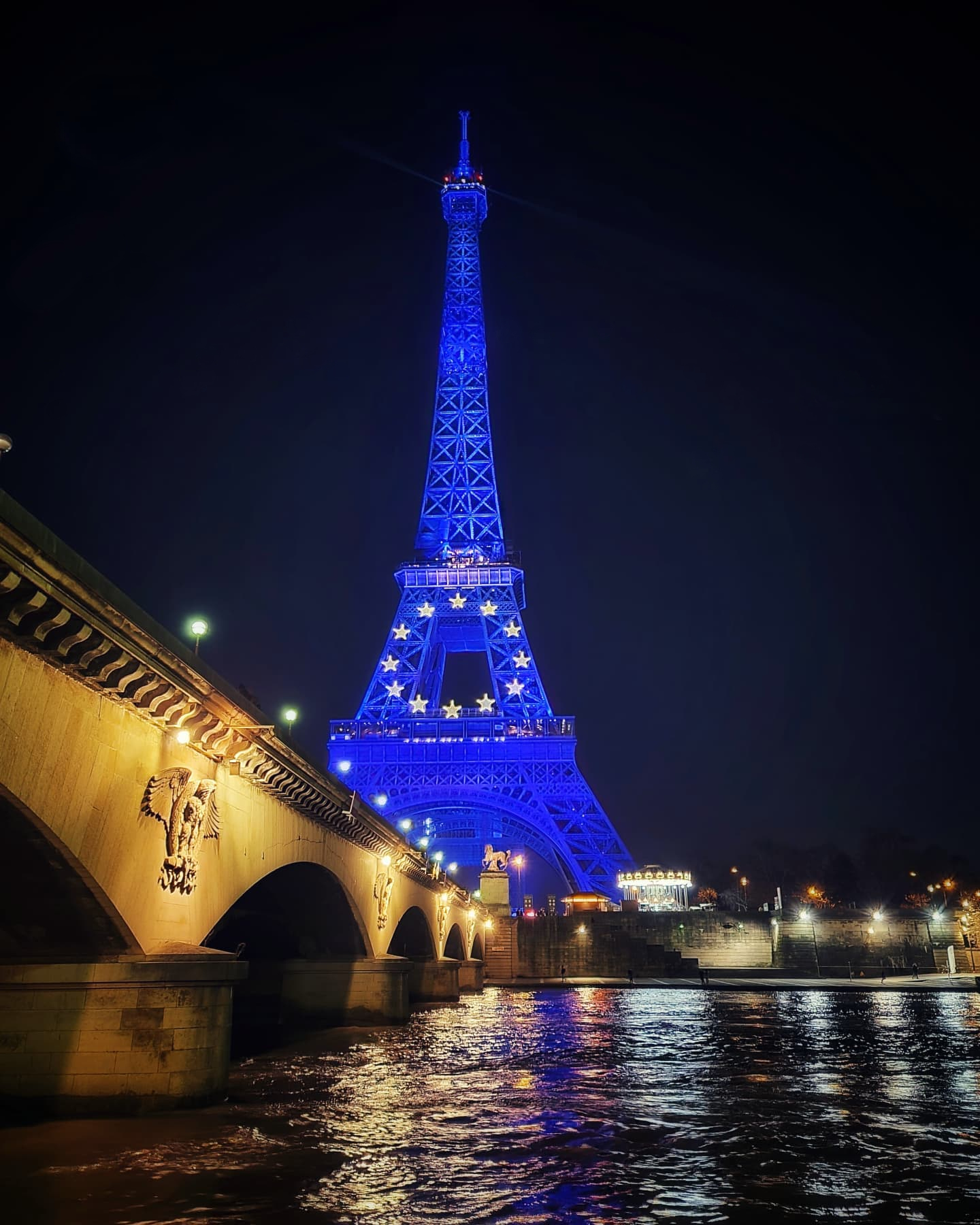 The Eiffel Tower all draped blue - SONOSS - Stage and rigging news